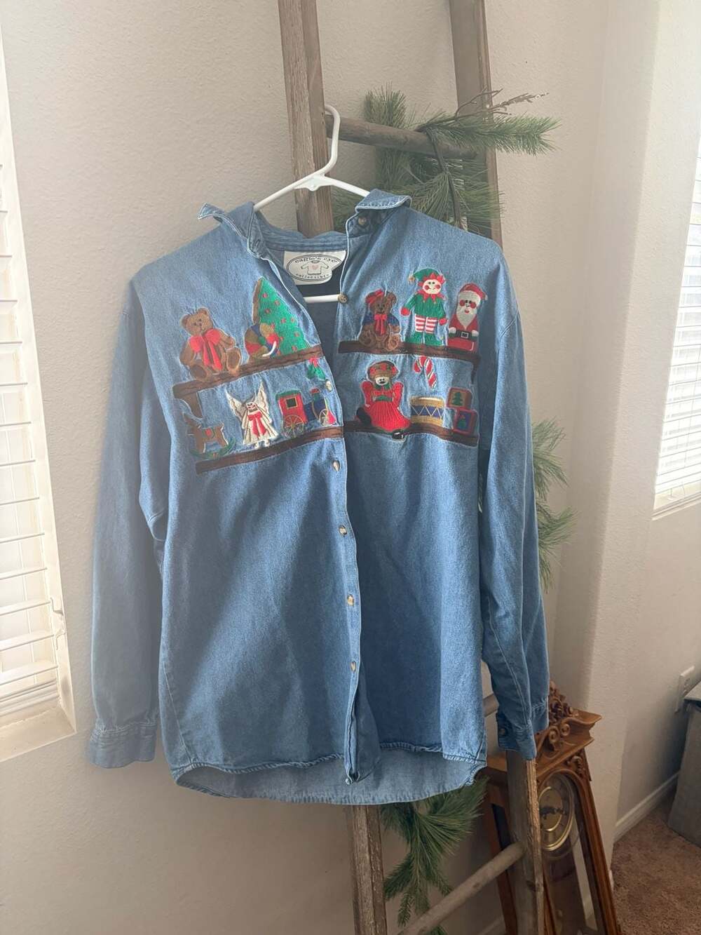 Eagle's Eye Collectibles Vintage Christmas Toy Shelf Embroidered Denim Button Do